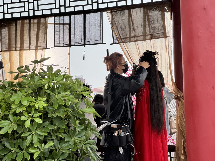橫店的一處短劇片場,化妝師正在為女演員上妝。圖/取自上觀新聞