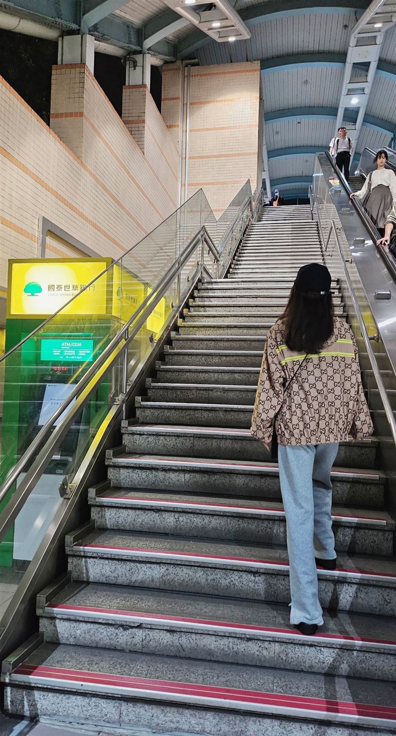 陳美鳳拿敬老卡搭捷運,被站務人員誤以為冒用,追上來確認。圖/取自陳美鳳臉書