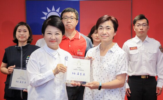 拒收餽贈堅守廉政紀律 中市南區戶所課員獲頒廉潔楷模