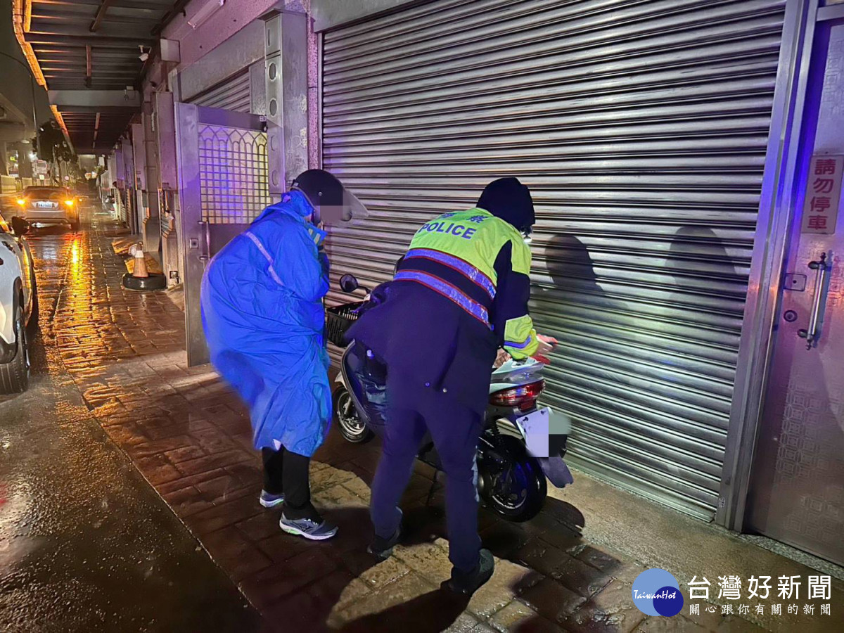 李姓男子因機車拋錨無法啟動,員警立即上前協助。