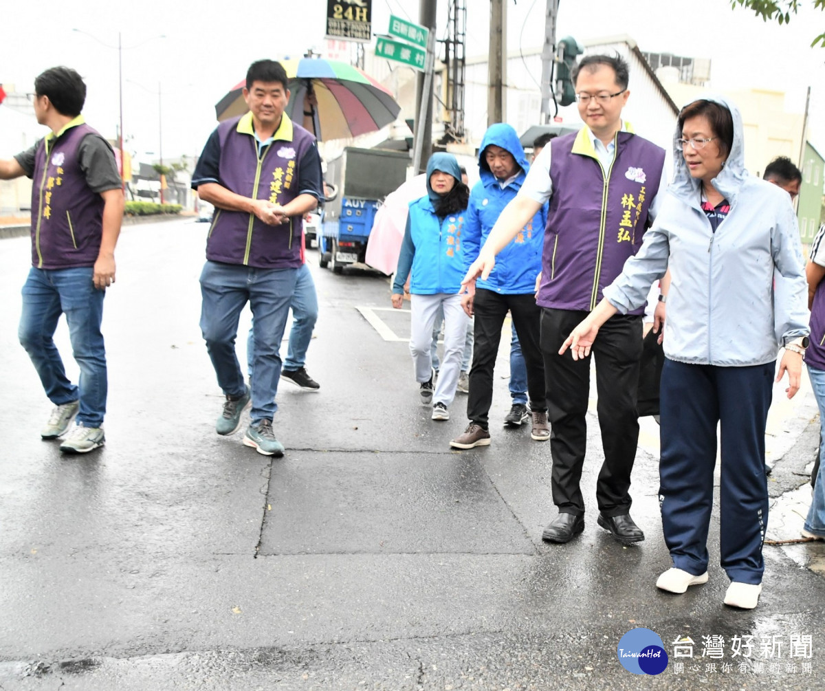 視察福興鄉彰鹿路六段道路，改善道路不平投入千萬元。圖／記者鄧富珍翻攝