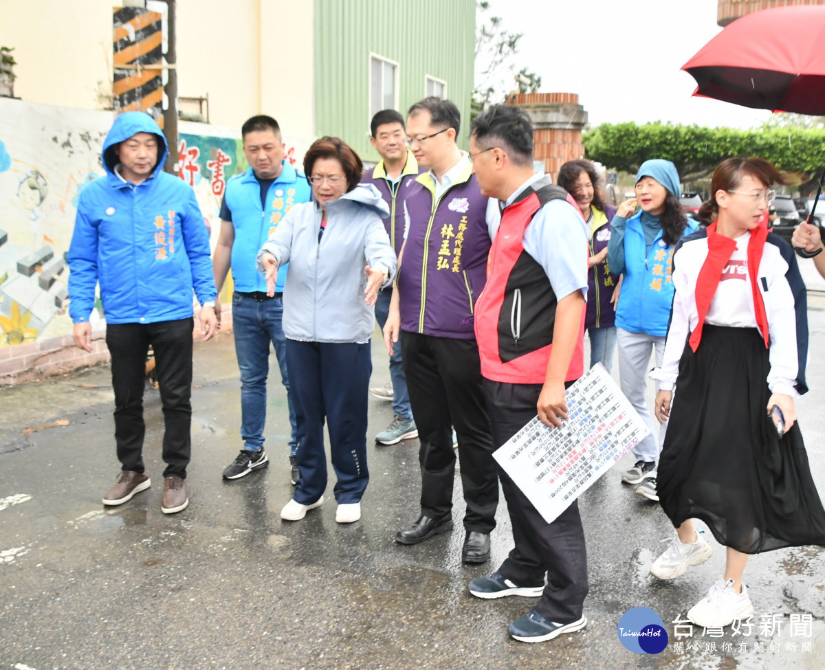 視察福興鄉彰鹿路六段道路,改善道路不平投入千萬元。圖/記者鄧富珍翻攝