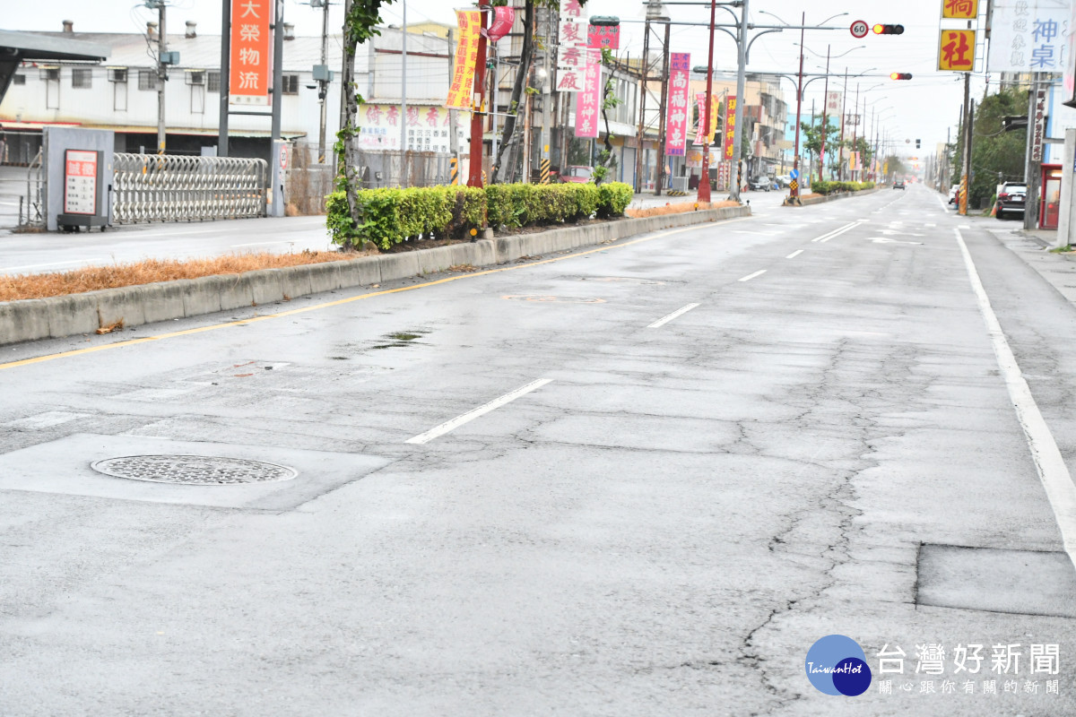 視察福興鄉彰鹿路六段道路,改善道路不平投入千萬元。圖/記者鄧富珍翻攝