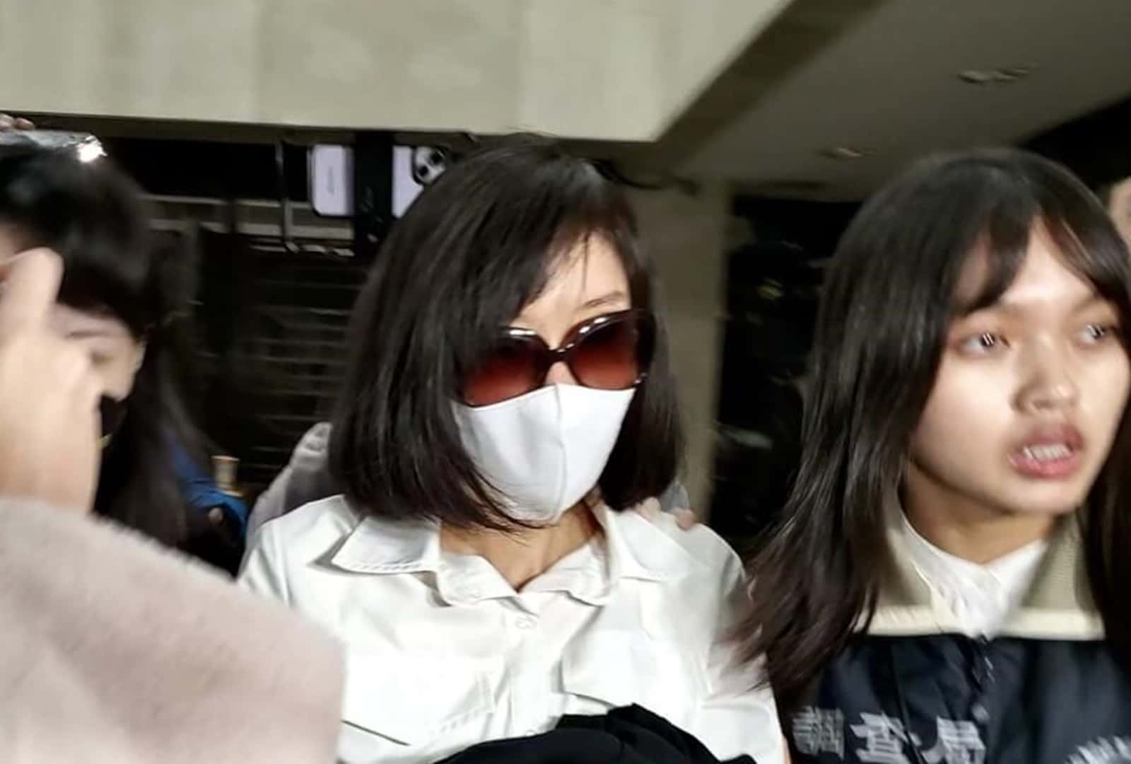 超思案關鍵女被告吳諭非(中)主動從日本返國接受檢調約談,31日清晨獲300萬元交保。中央社