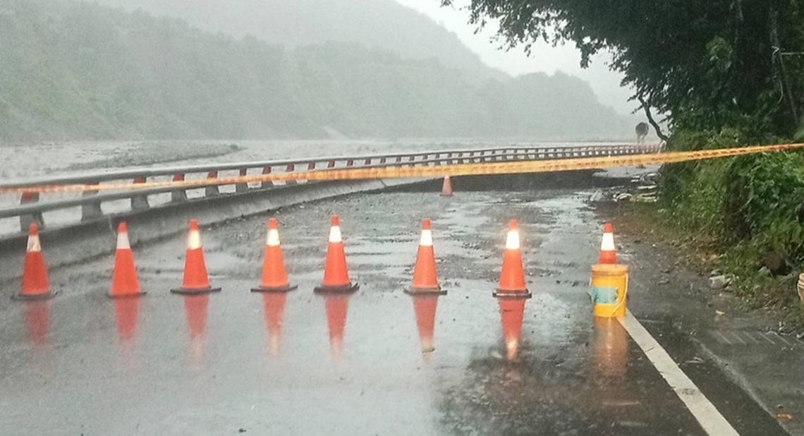 台20線99k+100路段路基掏空 道路阻斷