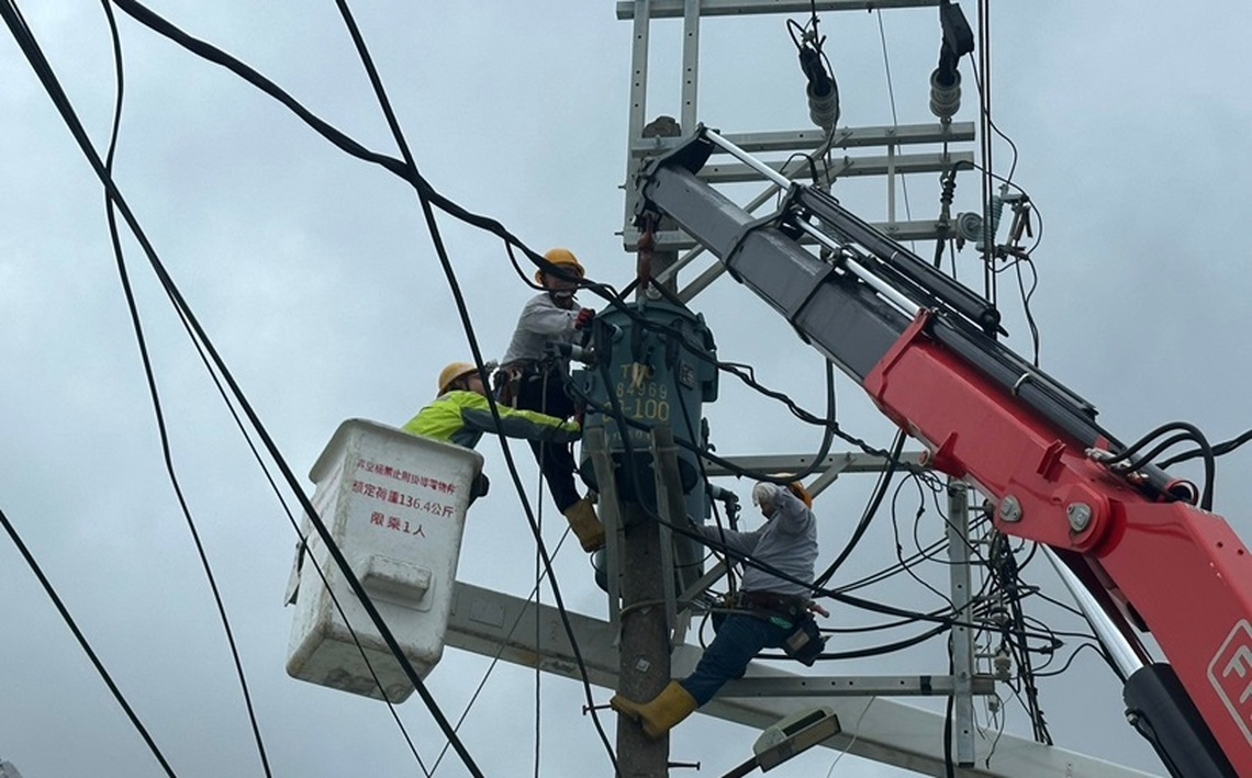強颱康芮造成停電 台電鳳山區處全力搶修