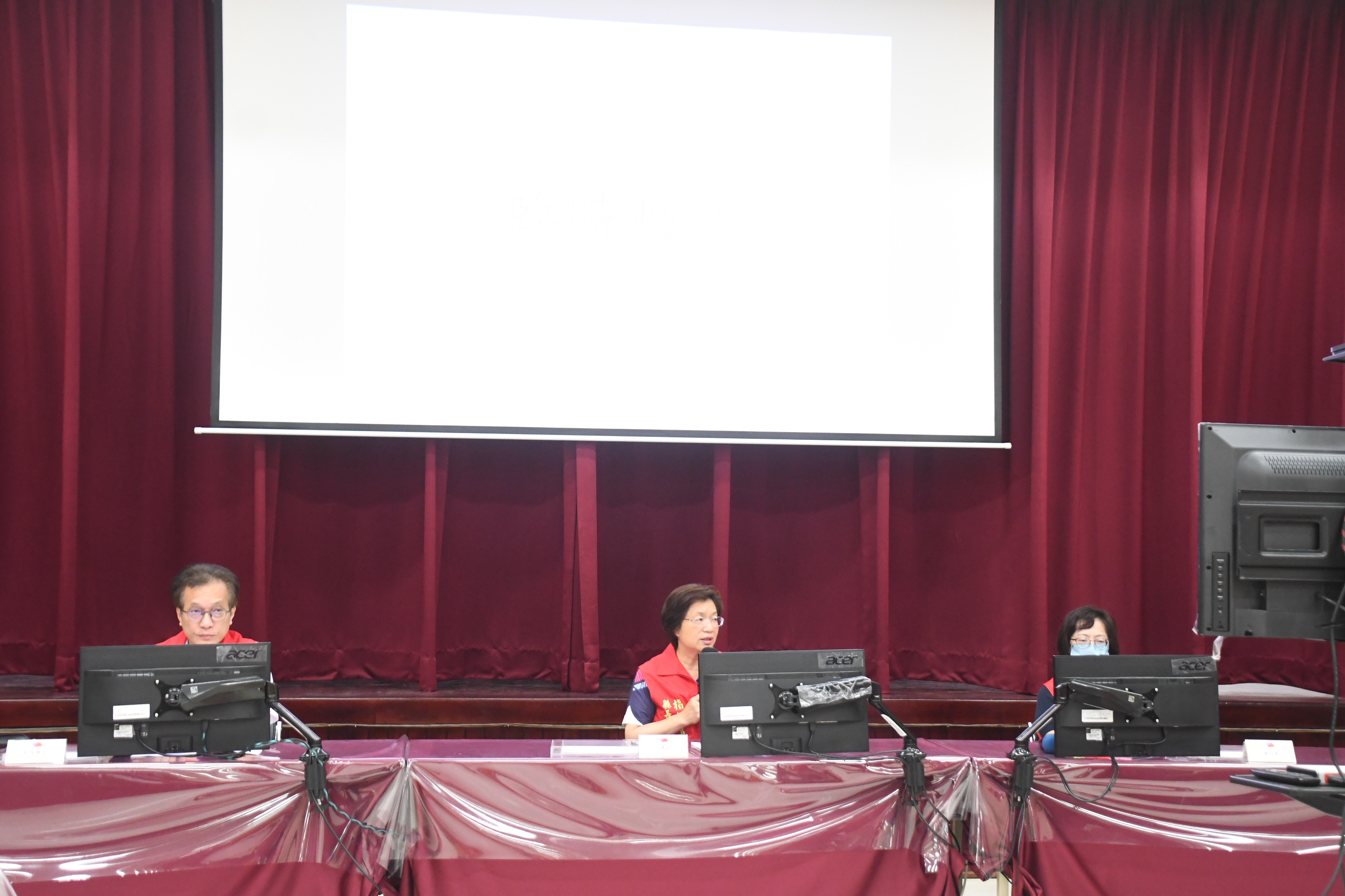 ▲因應強烈颱風康芮侵襲,彰化縣長王惠美坐鎮災害應變中心,並召開第2次防颱整備應變會議,會中指示,強化防救災措施,加強保障鄉親生命財產安全。(彰化縣政府提供)