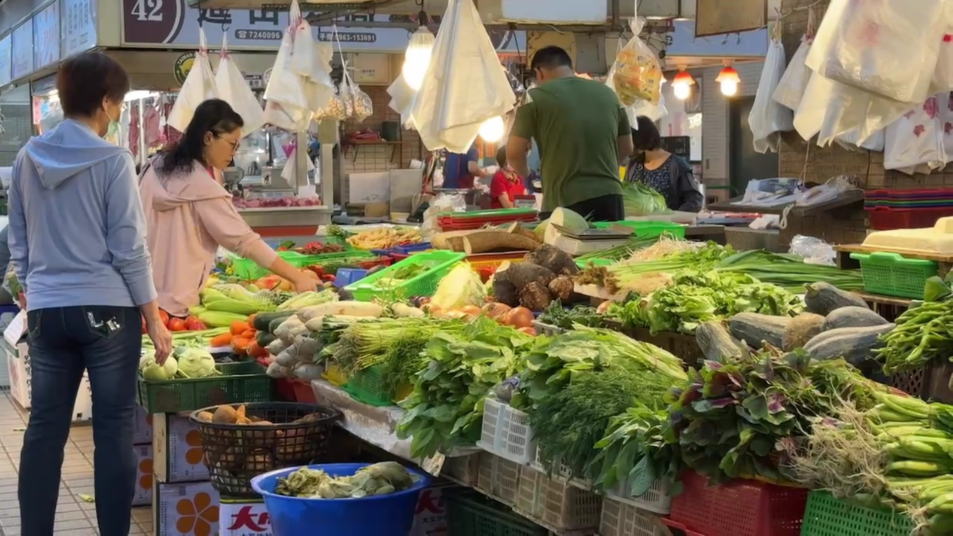 ▲颱風帶動菜價波動,加上即將進入連假,必須提前準備足夠的蔬菜和肉類,即便菜價上漲,主婦們也不得不買。(記者張溎壕攝)