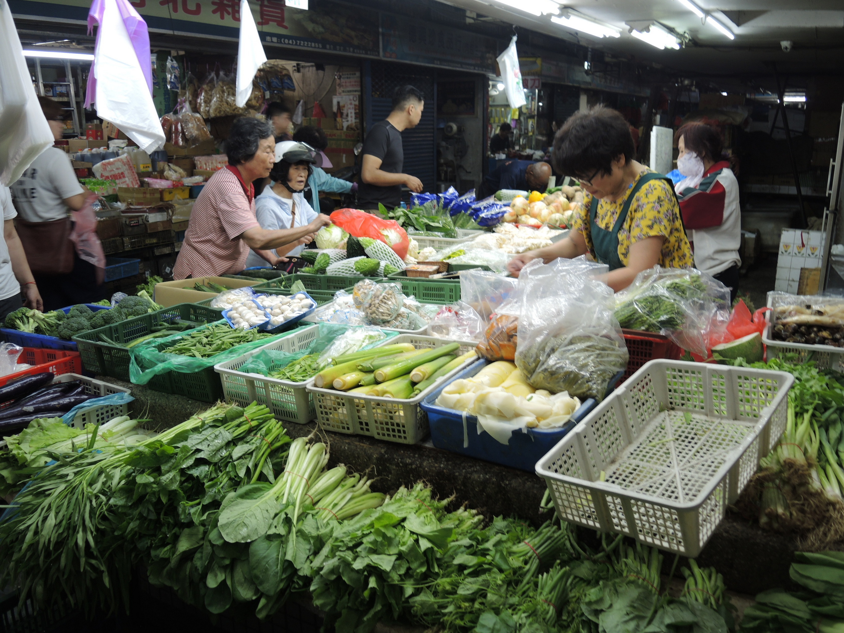 ▲颱風帶動菜價波動，加上即將進入連假，必須提前準備足夠的蔬菜和肉類，即便菜價上漲，主婦們也不得不買。（記者張溎壕攝）