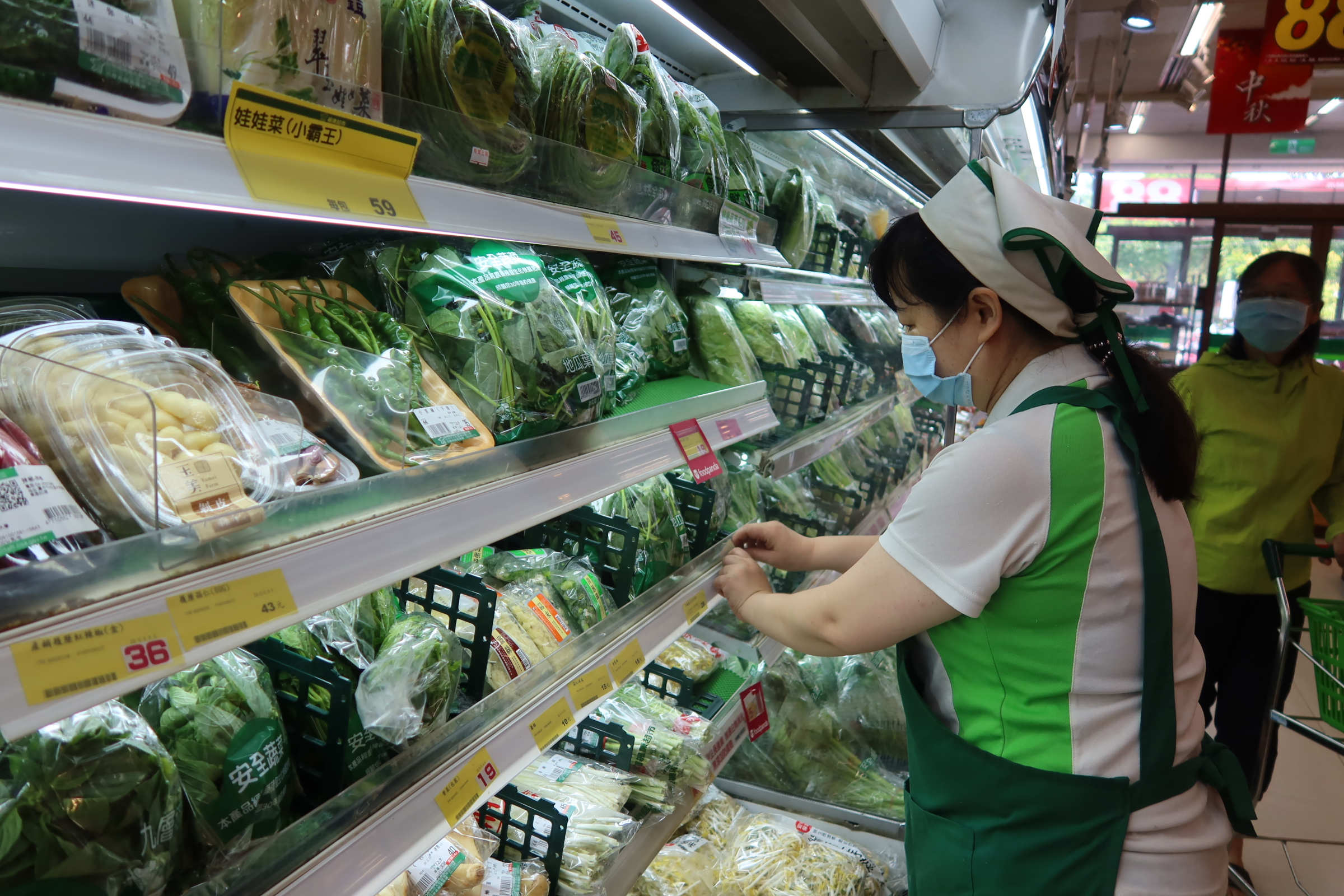 ▲颱風帶動菜價波動，加上即將進入連假，必須提前準備足夠的蔬菜和肉類，即便菜價上漲，主婦們也不得不買。（記者張溎壕攝）