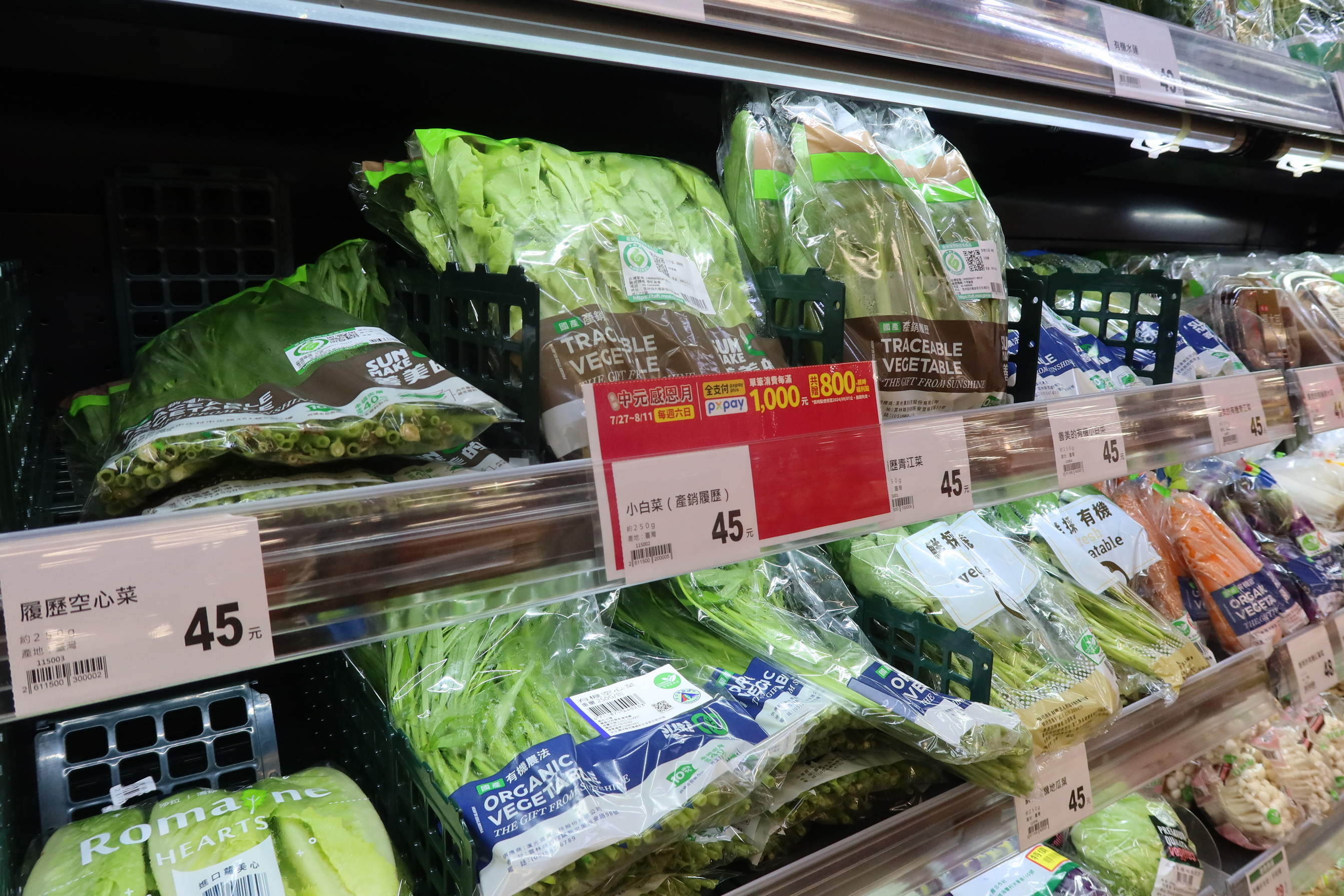 ▲颱風帶動菜價波動，加上即將進入連假，必須提前準備足夠的蔬菜和肉類，即便菜價上漲，主婦們也不得不買。（記者張溎壕攝）