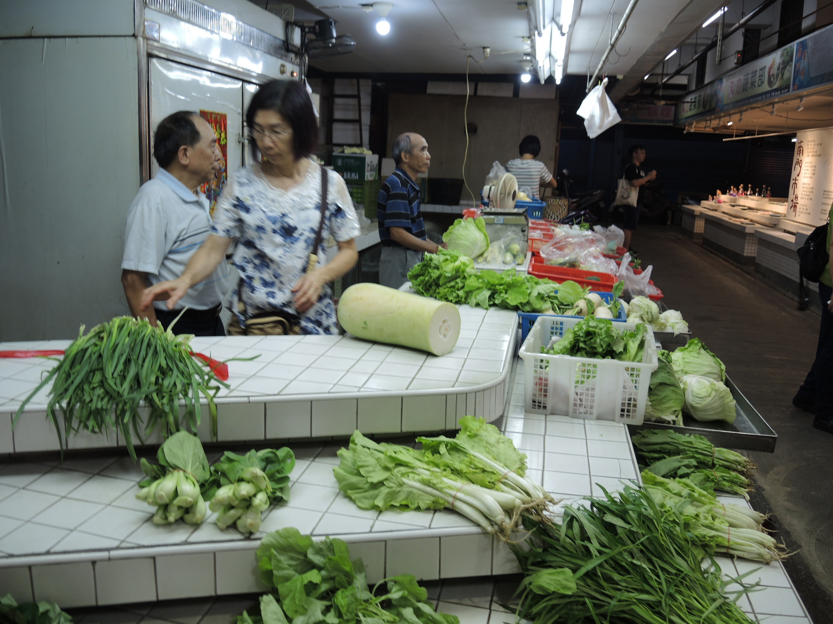 ▲颱風帶動菜價波動，加上即將進入連假，必須提前準備足夠的蔬菜和肉類，即便菜價上漲，主婦們也不得不買。（記者張溎壕攝）