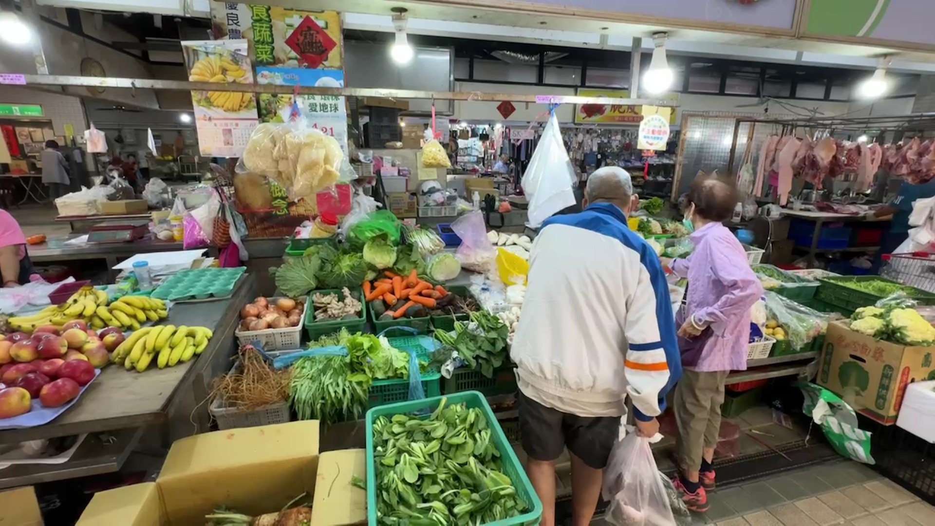 ▲颱風帶動菜價波動，加上即將進入連假，必須提前準備足夠的蔬菜和肉類，即便菜價上漲，主婦們也不得不買。（記者張溎壕攝）