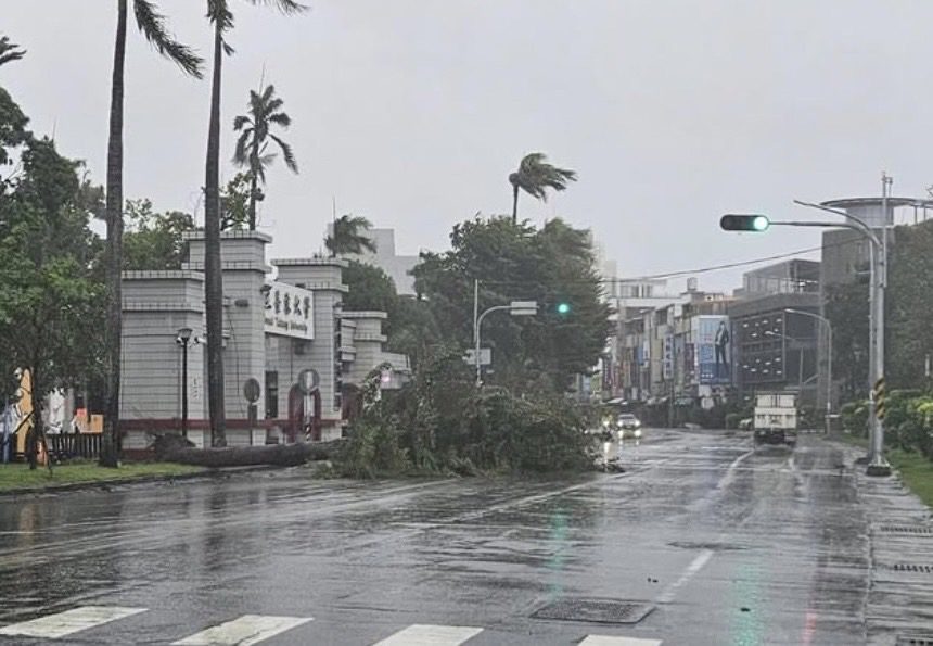 中颱康芮出海強風豪雨持續 11/1連江縣及27地區、20校放颱風假 中颱康芮出海強風豪雨持續 11/1連江縣及27地區、20校放颱風假