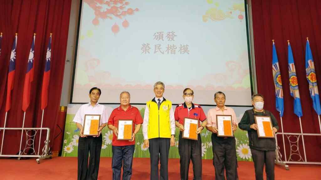 ▲中彰榮家主任呂德義頒獎榮民楷模。（記者林明佑翻攝）