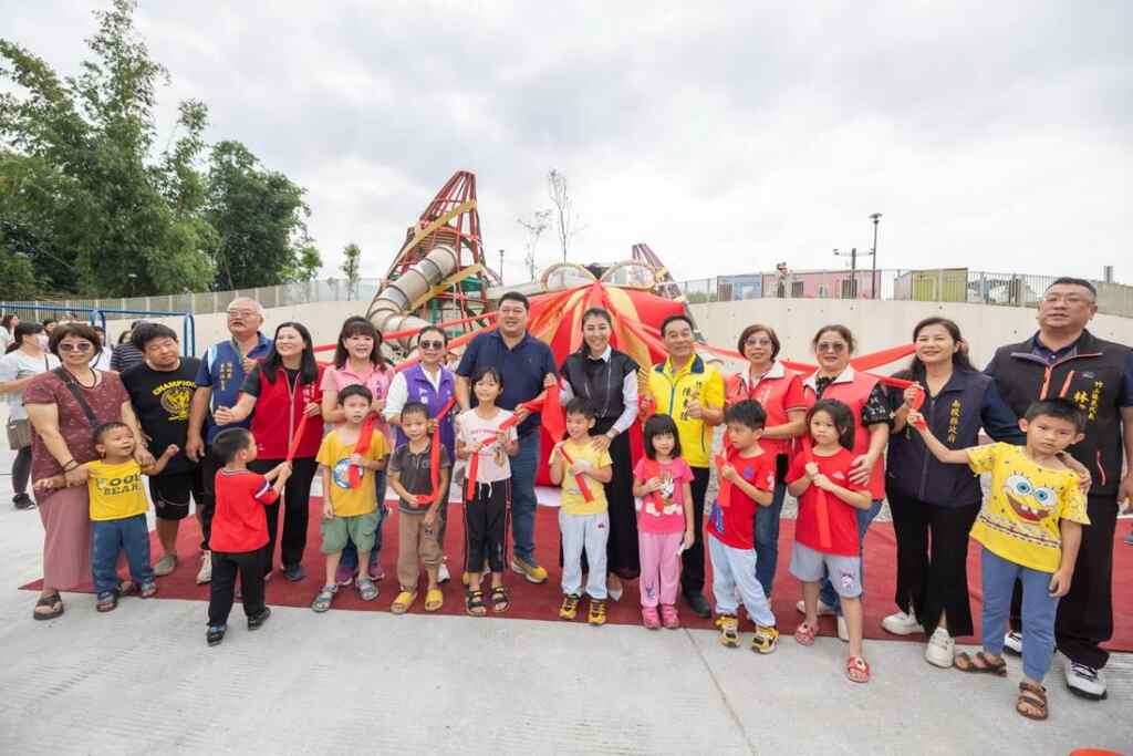 ▲竹山人期待已久的「竹夢親子公園」正式啟用,許多父母帶著小朋友到場體驗全新的遊樂設施。(記者張玉泰翻攝)