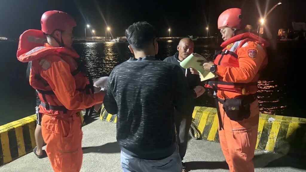 ▲海巡署第三岸巡隊針對港區、岸際遊憩熱點民眾實施勸離,並提醒漁民勿冒險出港作業。(記者林明佑翻攝)