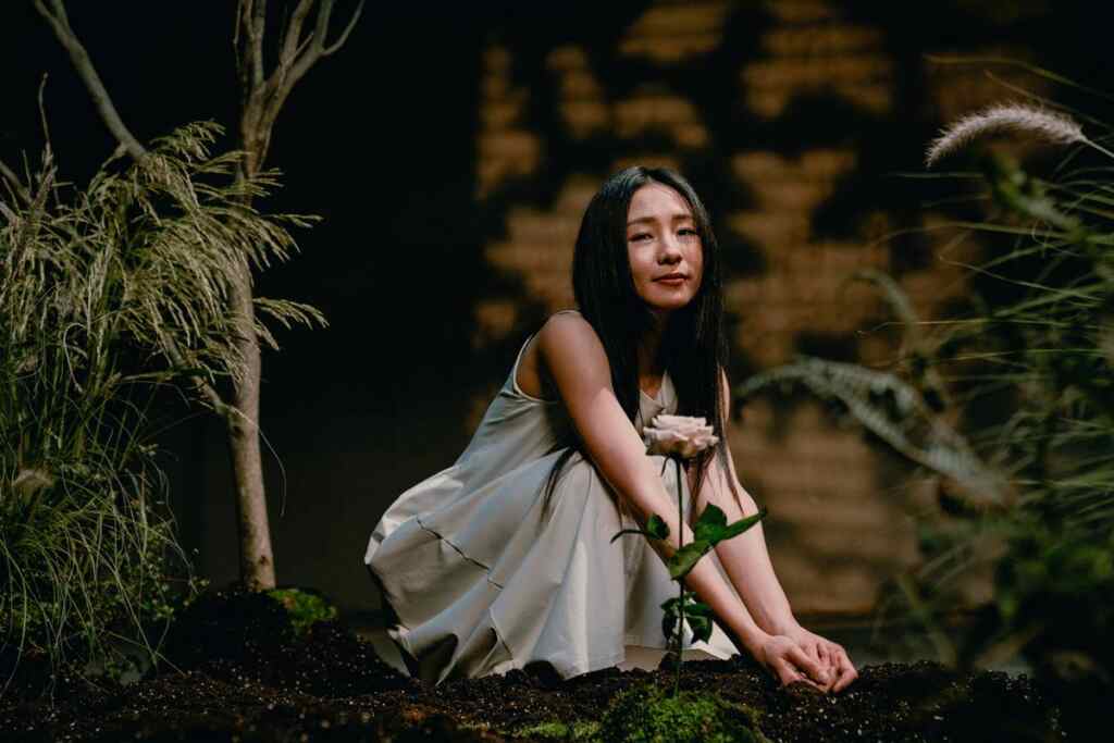 ▲「爆發力女聲」陳忻玥沉澱4年，走過自卑低潮帶新專輯《V》閃亮回歸。（陶山提供）