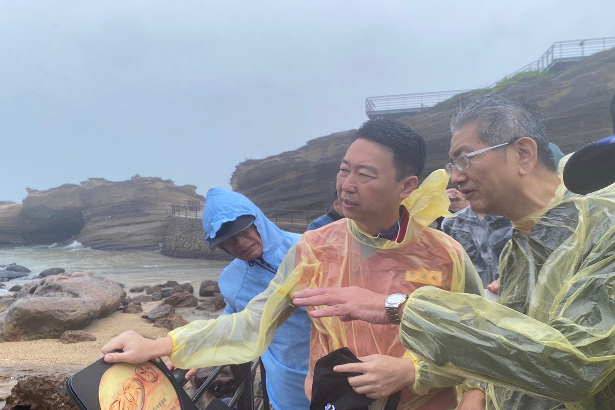 康芮颱風肆虐致陸籍貨輪擱淺野柳 交通部長督導防汙應變