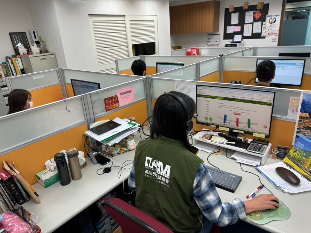 一、 芥菜種會Help Desk社區助人網中心收到求助後,隨即由專人評估需求,並快速回應社區需求。(芥菜種會提供)