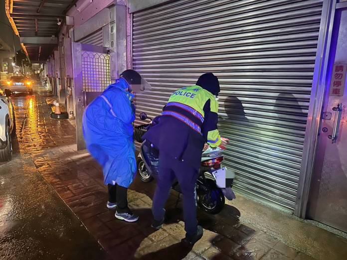 颱風夜下班機車發不動 大園警神救援助男子返家 18 417983 0