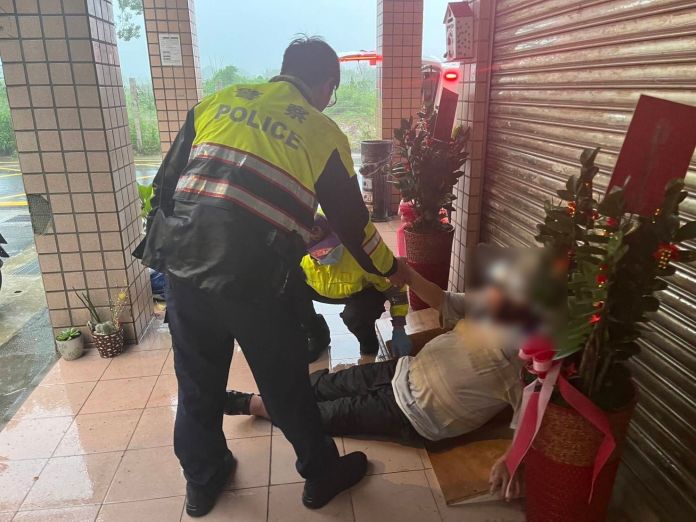 7旬騎士不敵康芮強風摔車 平警即刻救援 17 438755 0