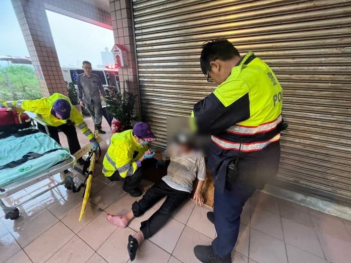 7旬騎士不敵康芮強風摔車 平警即刻救援 18 438753 0