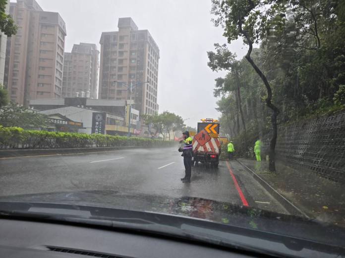 桃園龜山多處路樹倒塌 警冒雨疏導交通 14 211512 0
