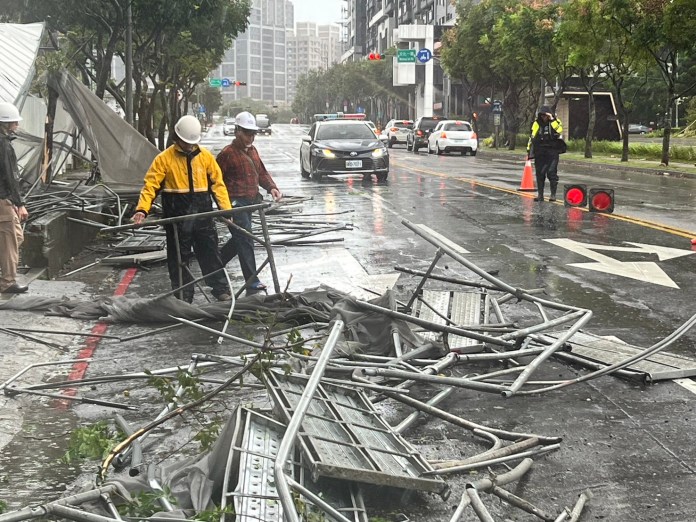 康芮登陸挾狂風暴雨 桃園龜山工地鷹架倒塌 18 S 553574408 0