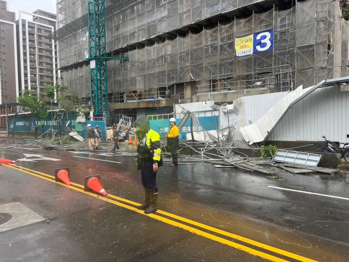 康芮登陸挾狂風暴雨 桃園龜山工地鷹架倒塌 19 S 553574406 0
