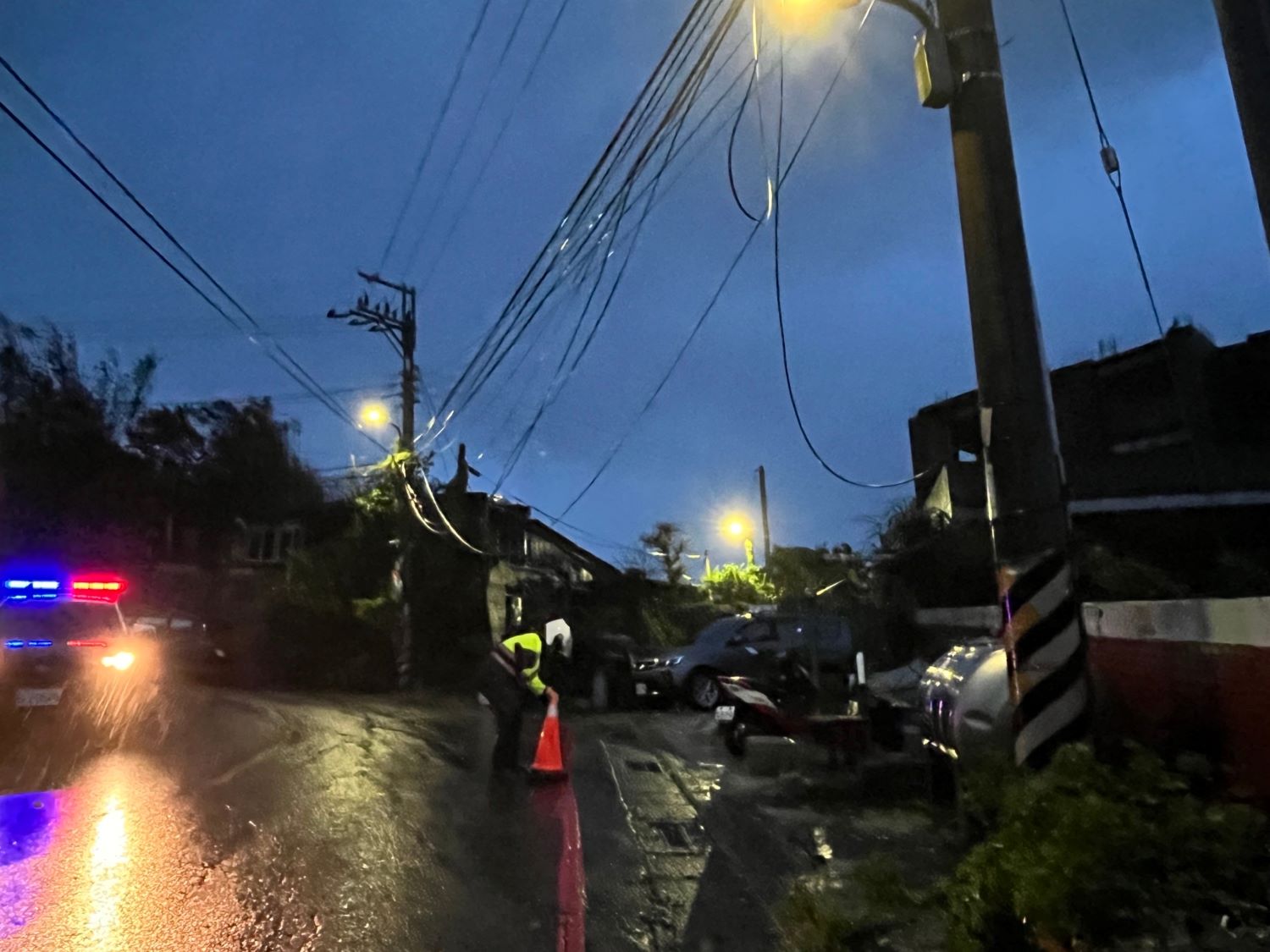 警方因應康芮颱風，處理民眾報案稱電線掉落路中央案件。（記者薛秀蓮翻攝)
