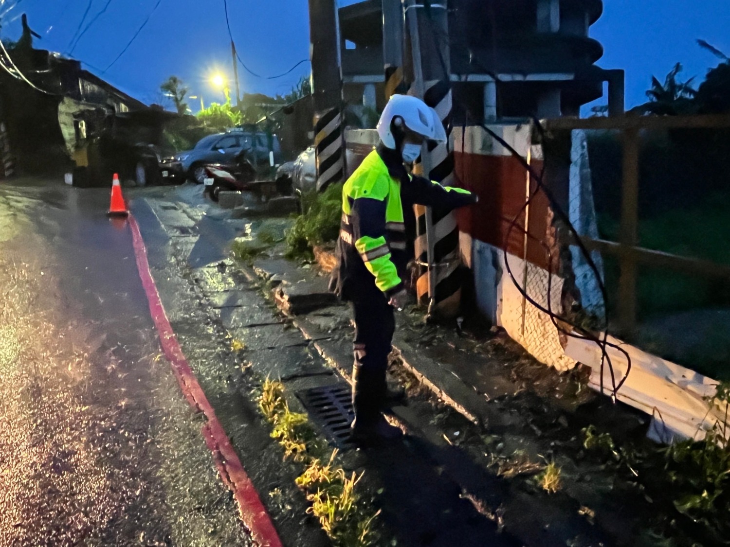 警方因應康芮颱風，處理民眾報案稱電線掉落路中央案件。（記者薛秀蓮翻攝)