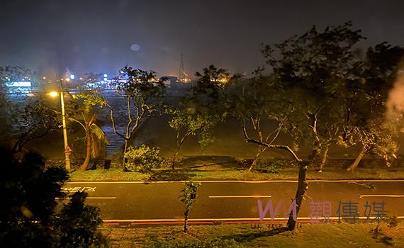 康芮颱風肆虐 宜蘭地區風強雨驟一度造成兩萬多戶停電