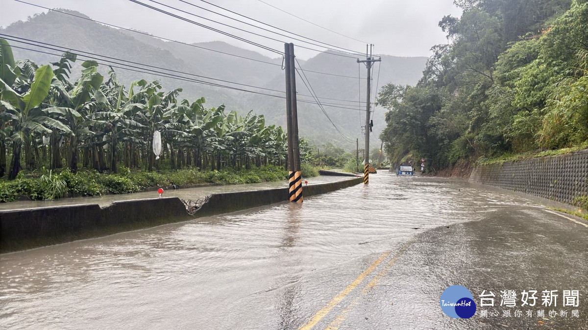 民和村道路淹水無法通行。(蔡校長提供)