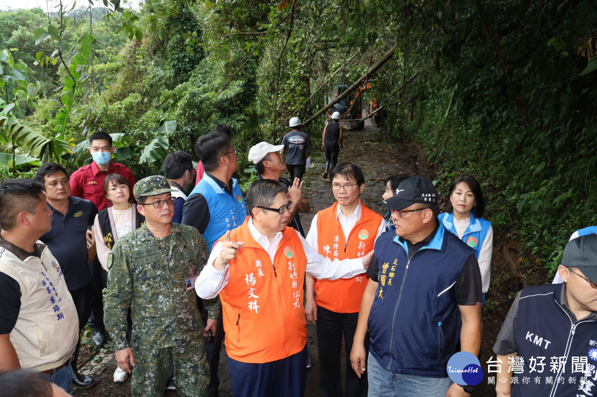 縣長楊文科現場了解道路搶修狀況