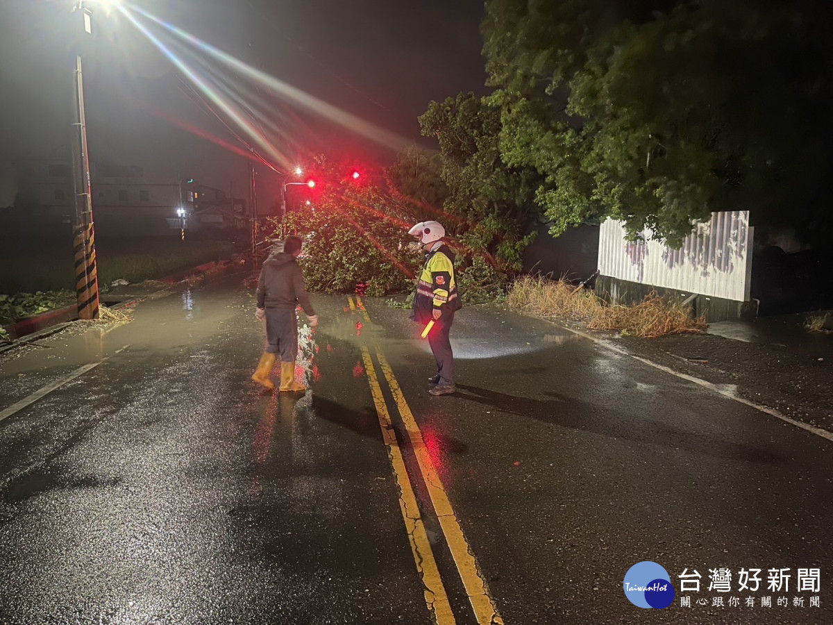 康芮颱風來襲多處路樹倒塌，員警馳赴現場警戒，並通報災害應變小組到場排除／警方提供