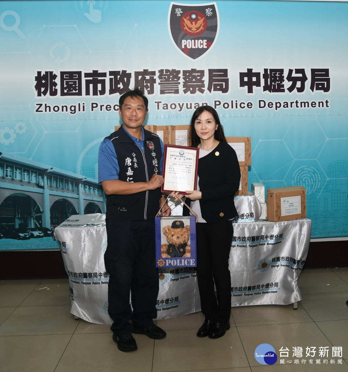 中壢警分局長唐嘉仁也回贈感謝狀與超高人氣的警察英熊,感謝民間力量的大力支持。