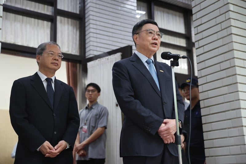 卓榮泰1日表示,將要求氣象署提供更精確的預報給地方政府評估。左為行政院秘書長龔明鑫。中央社