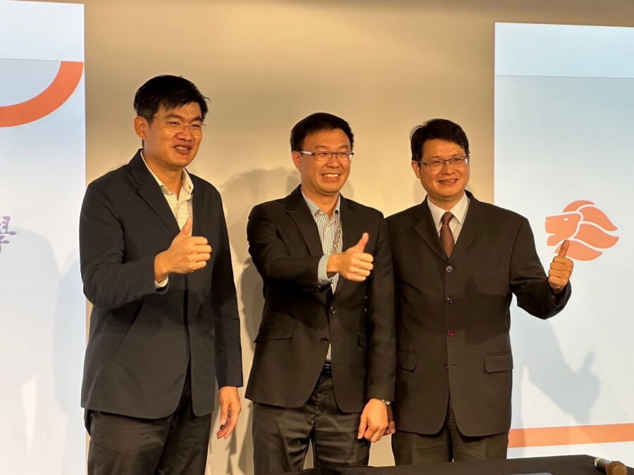圖/宜蘭大學文管理學院長賴軍維(右)、應用經濟與管理學系系主任蕭瑞民(左),與雄獅旅遊人力資源部總經理嚴揆生(中)簽署合作備忘錄。(蕭瑞民教授提供)