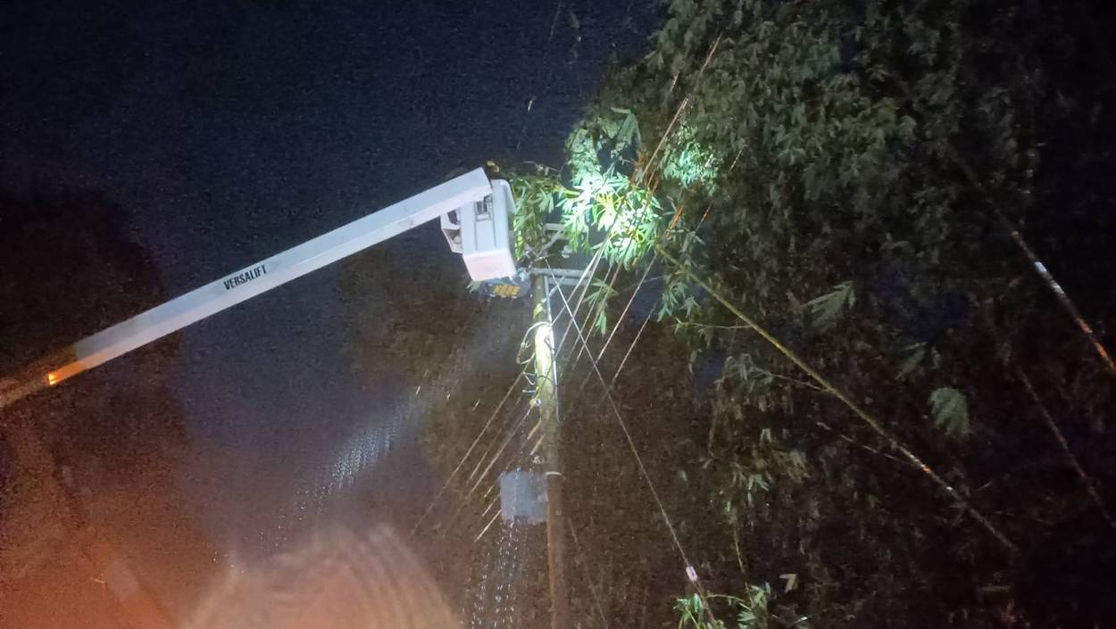 ▲台電嘉義區處工程人員夜以繼日的辛苦進行搶修復電中。(圖/台電嘉義區處提供)