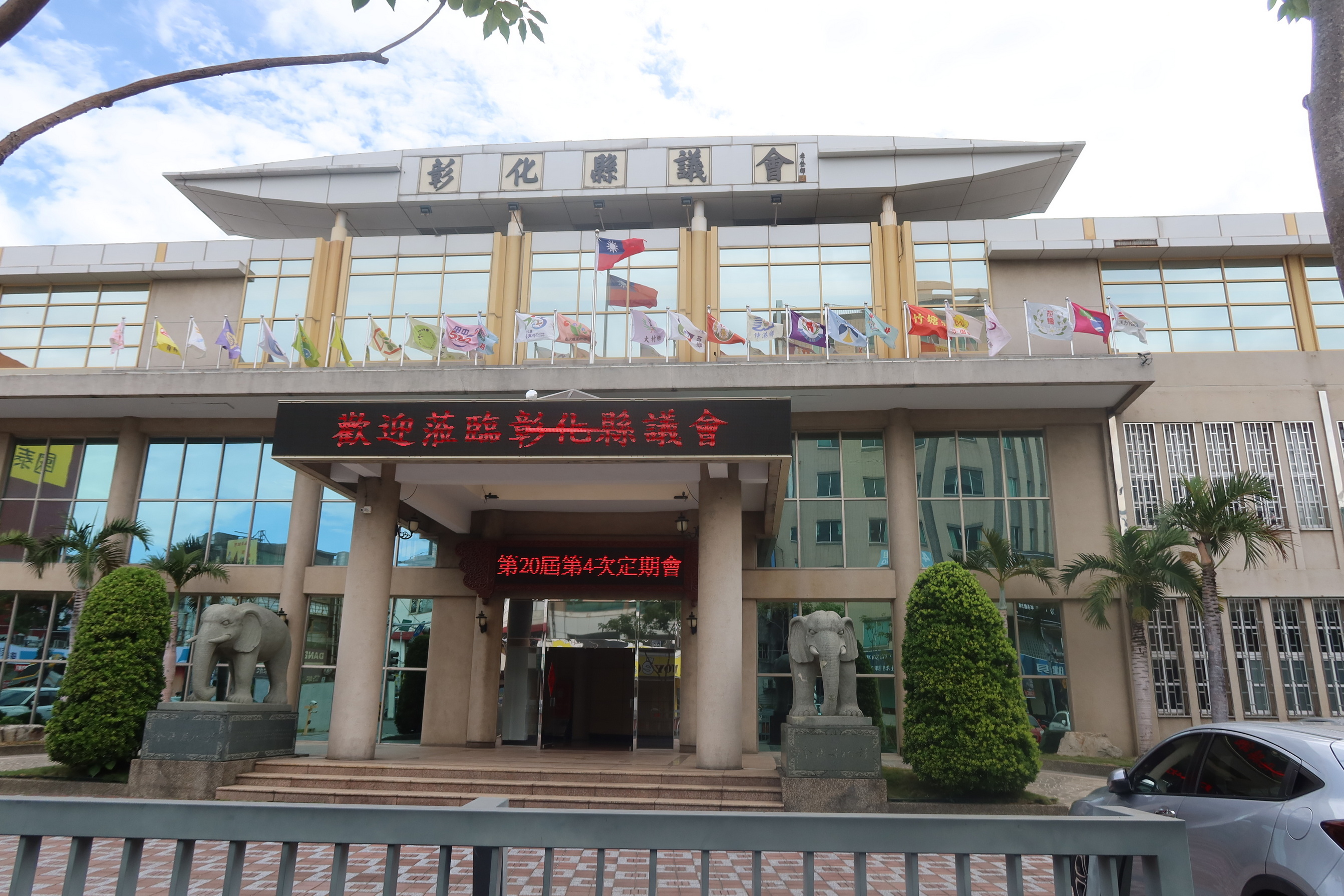 ▲彰化縣政府規劃要在芳苑鄉設火葬場,縣議會總質詢多名議員要縣府加強前置作業,降低民眾反對聲浪。(記者張溎壕攝)