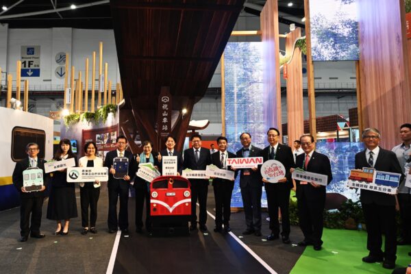 圖一 賴總統(左6)與台灣鐵道觀光協會周永暉理事長(右4)、台灣觀光協會葉菊蘭榮譽會長(左5)、總統府潘孟安秘書長(右5)、農業部黃昭欽次長(左4)、交通部伍勝園次長(右6),及各鐵道機構代表一起為「2025鐵道旅遊年」揭開序幕!