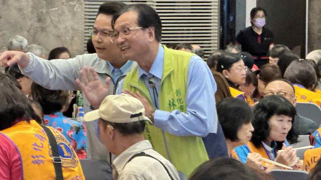 ▲有意角逐2026彰化縣長的前彰化縣副縣長洪榮章、彰化市長林世賢相約一同逐桌向所有來賓致意。（記者林明佑攝）