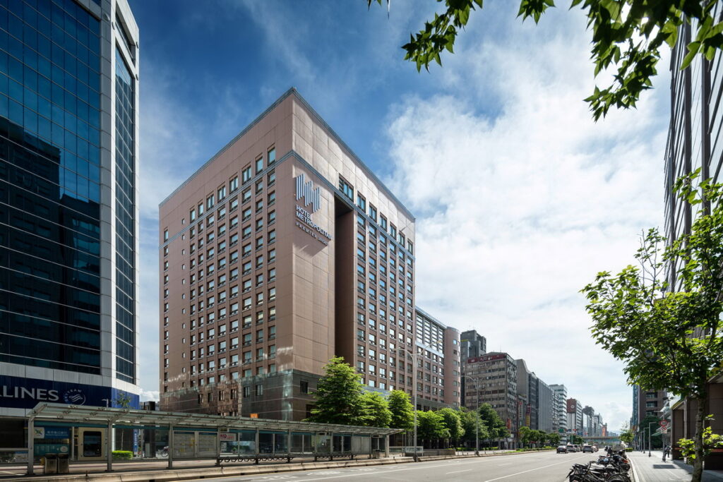 JR東日本大飯店台北是JR東日本集團首間海外飯店,位於台北市中心南京東路,提供288間客房及套房,每間房皆設有浴缸及免治馬桶。