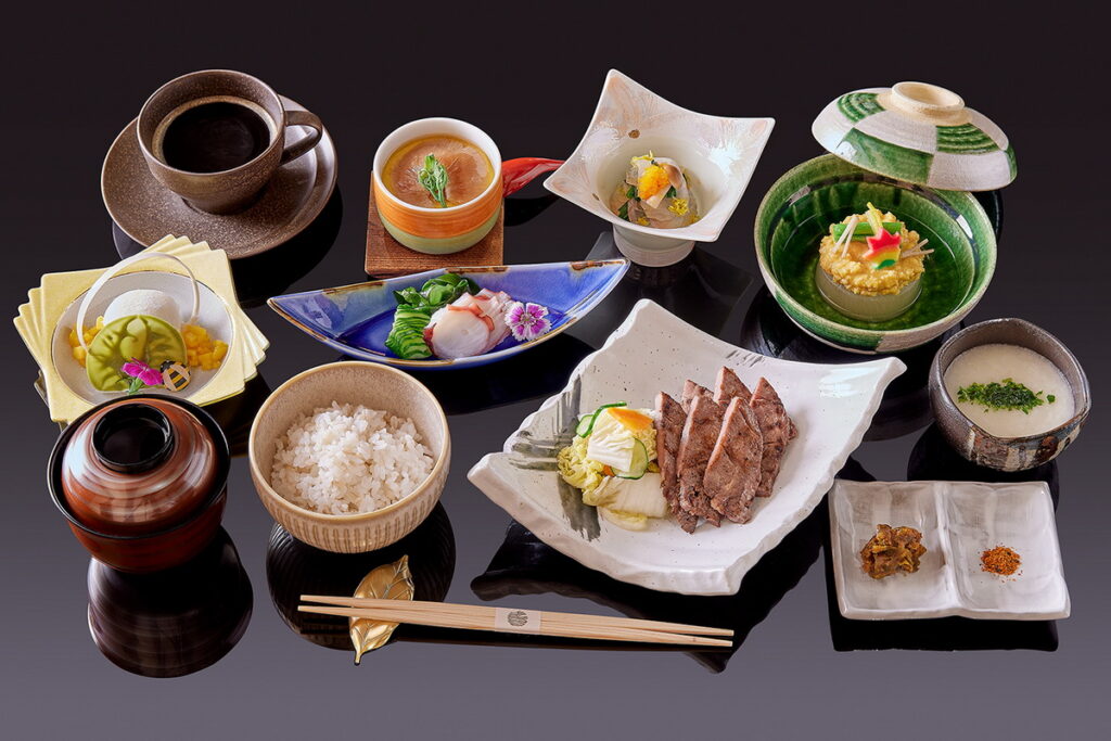 HAYASE日本料理推出旅展限定「午間御膳」主食有三選一:鹽烤牛舌麥飯搭配山藥泥、炙燒星鰻重箱及海鮮散壽司,買10送3旅展優惠價11,000元,平均每張846元。