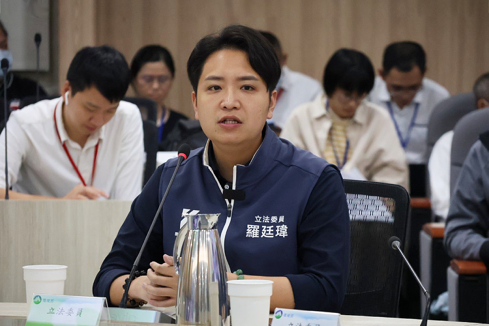 彭啟明拿「颱風手電筒」比喻中火 羅廷瑋批:為污染護航 210 彭啟明拿「颱風手電筒」比喻中火 羅廷瑋批:為污染護航 209