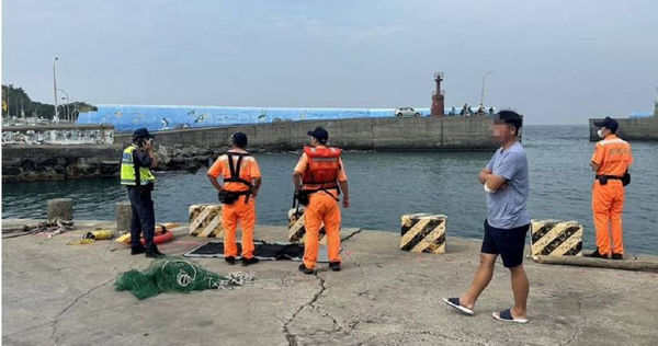菜鳥海巡首次見浮屍緊張過度 雙腳不停跳動民眾以為他「起乩」 216 菜鳥海巡首次見浮屍緊張過度 雙腳不停跳動民眾以為他「起乩」 215