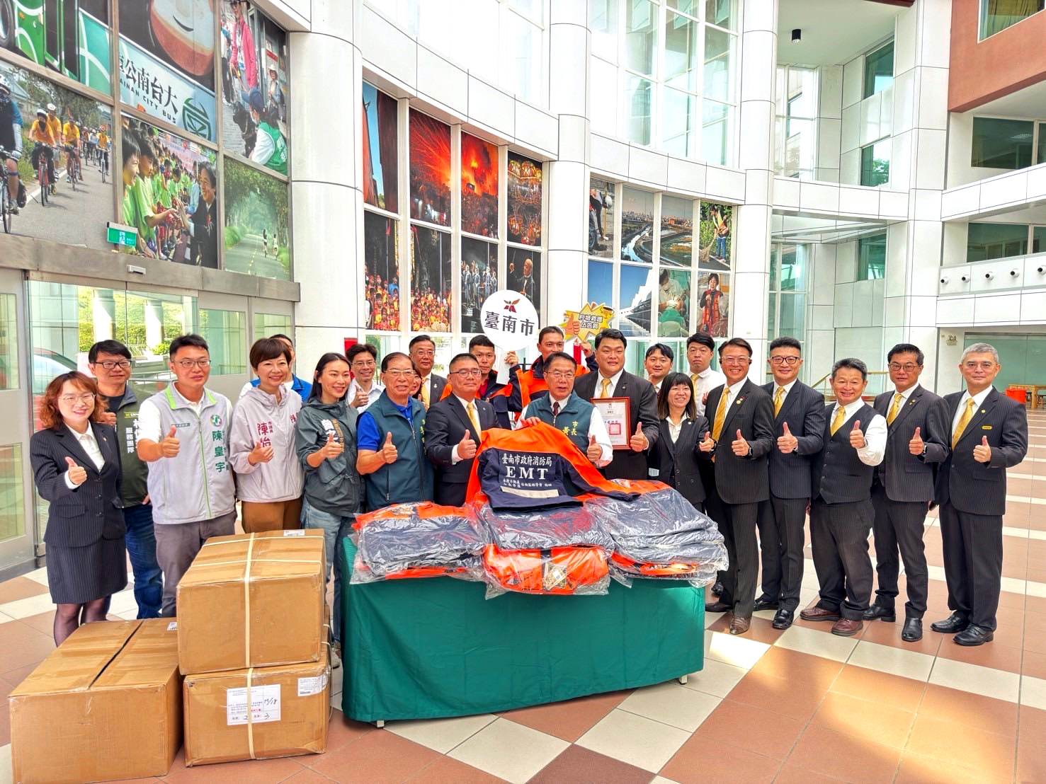 力挺在地救護英雄 永慶加盟四品牌台南經管會捐贈救護外套 222 力挺在地救護英雄 永慶加盟四品牌台南經管會捐贈救護外套 221