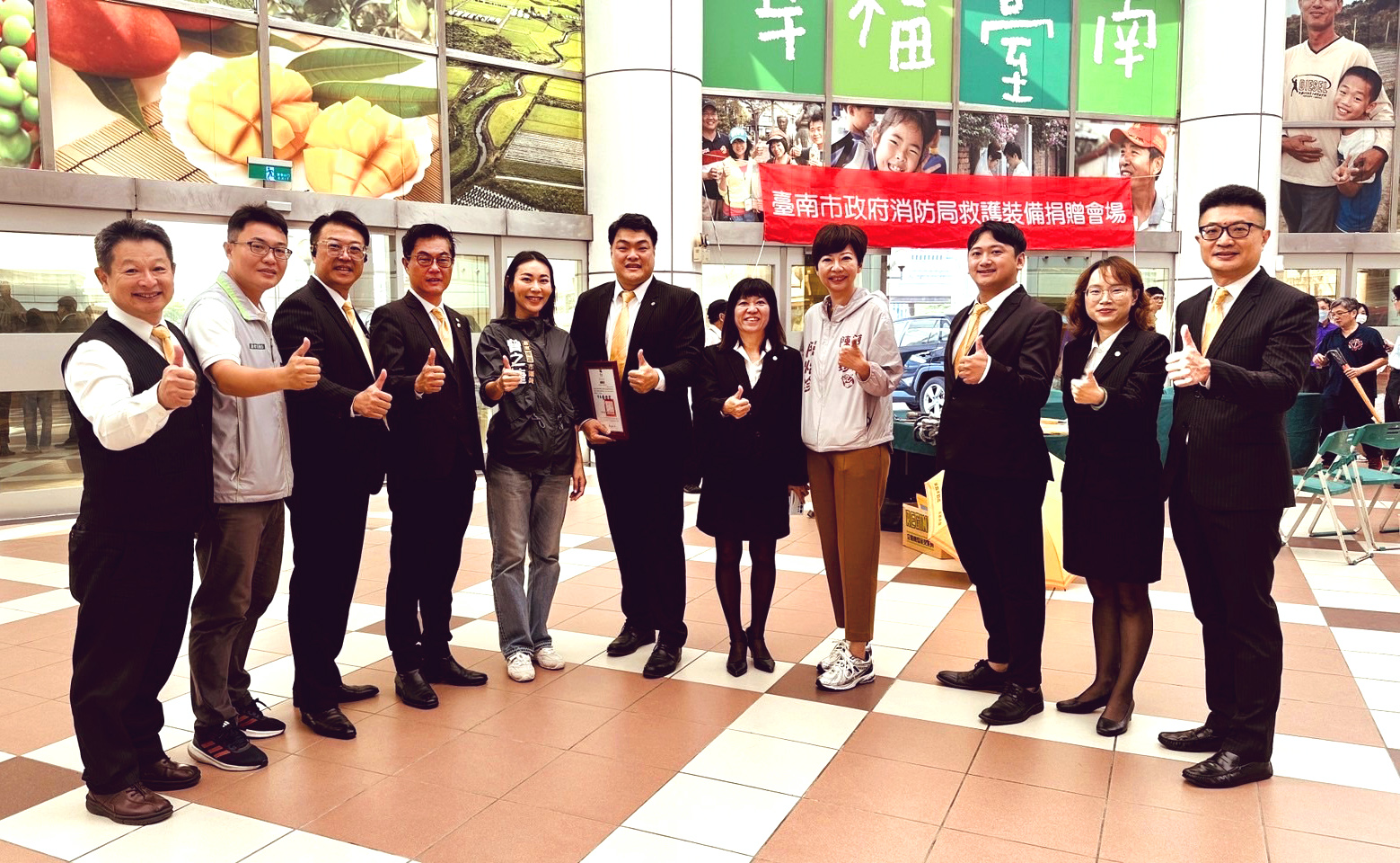 力挺在地救護英雄 永慶加盟四品牌台南經管會捐贈救護外套 224 力挺在地救護英雄 永慶加盟四品牌台南經管會捐贈救護外套 223