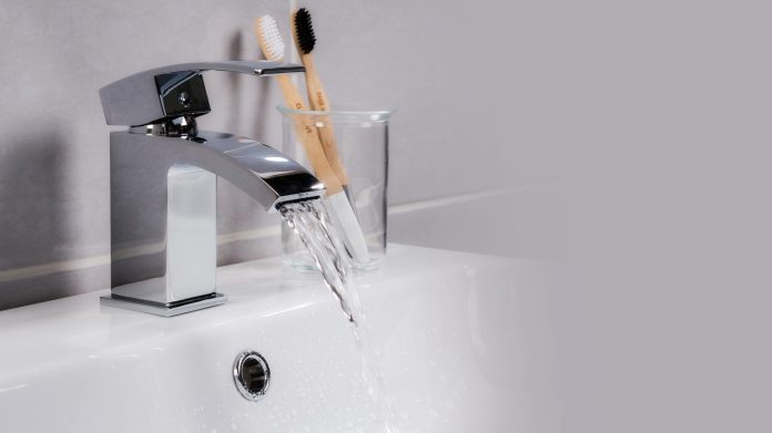 記得儲水!桃園3行政區11/9停水17H 影響範圍曝 19 closeup shot water flowing from basin mixer tap bathroom scaled